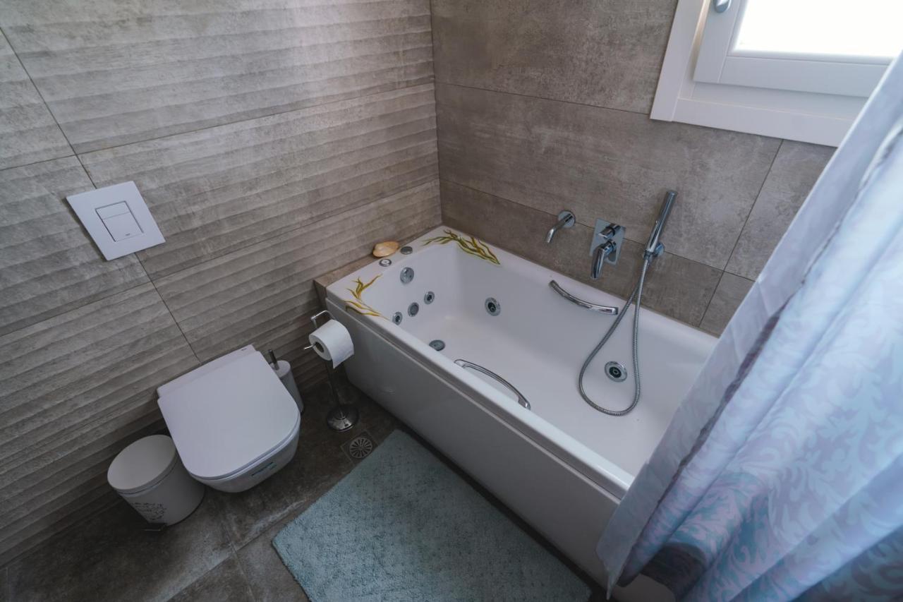 דירות Emporio  Lux House With Outdoor Jacuzzi And Sea View In Santorini מראה חיצוני תמונה